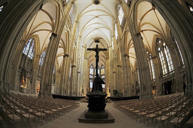 Innenansicht des Domes Sankt Peter in Regensburg: Wer hier beim Vorspielen die falsche Taste traf, konnte schon mal den Klavierdeckel auf die Finger bekommen.
