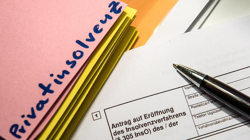 100 984 Personen mussten vergangenes Jahr Insolvenz anmelden, 6,4 Prozent weniger als im Vorjahr, teile der Informationsdienstleister Bürgel mit.
