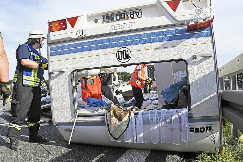 Die Bilder vom dramatischen Wohnwagen-Unfall bei Garching.