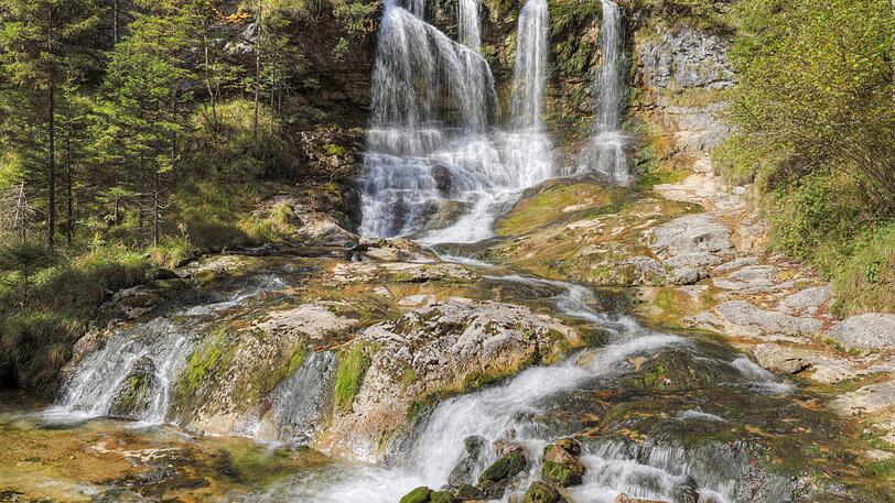 Die Weißbachschlucht im Berchtesgadener Land bietet spektakuläre Wasserfälle, tiefe Gumpen, aber auch gemütlichere Stellen, um sich an einem Sommertag zu erfrischen. Aber: Rutschgefahr!