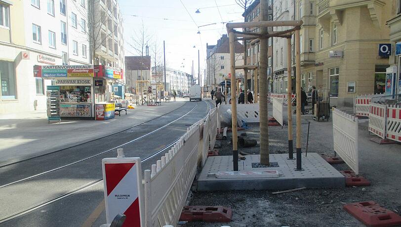 Die Gehwege noch, dann sind die Arbeiten an der Landsberger Straße beendet. Die Gehwege noch, dann sind die Arbeiten an der Landsberger Straße beendet.