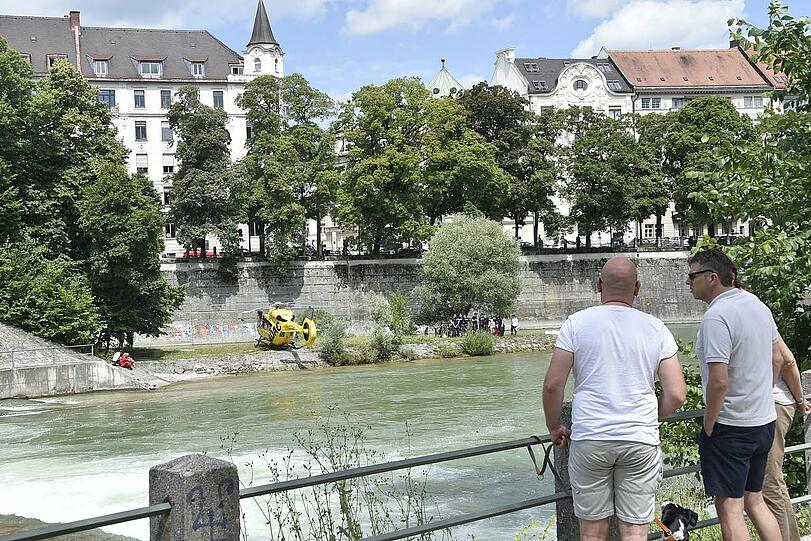 An der Isar-Halbinsel unterhalb der Maximiliansbrücke hat sich offenbar ein tödlicher Bade-Unfall ereignet. Die Bilder.