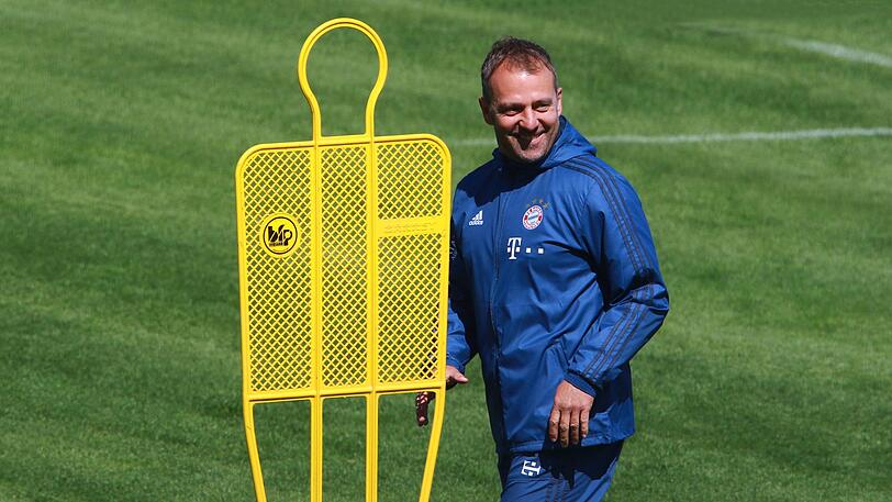 Ein gut gelaunter Bayern-Trainer Hansi Flick. (Archivbild)
