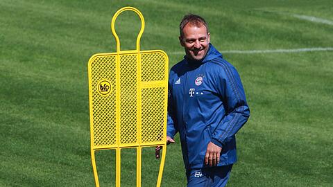 Ein gut gelaunter Bayern-Trainer Hansi Flick. (Archivbild)