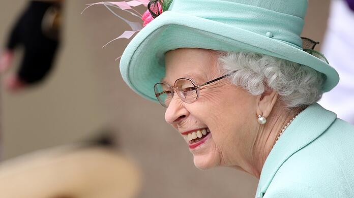 Wie schön, Königin Elizabeth II. wieder so herzlich lachen zu sehen - wie hier beim Royal Ascot.