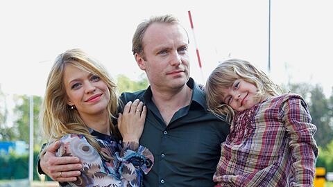 "Sechzehneichen": Laura Eichhorn (Heike Makatsch), mit ihrem Mann Nils Eichhorn (Mark Waschke) und Tochter Fanny (Tarja Loos).