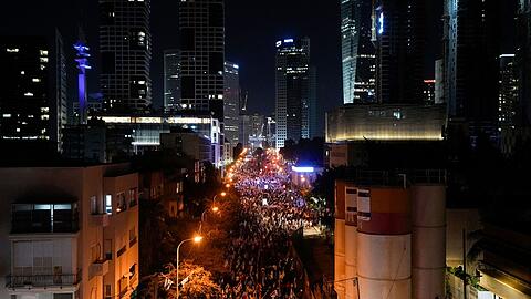 Israelis protestieren in Tel Aviv gegen die Pläne der Netanjahu-Regierung.