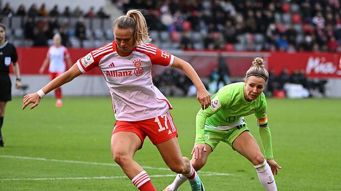 Bayern-Spielerin Klara Bühl (l) umkurvt die Wolfsburgerin Svenja Huth.