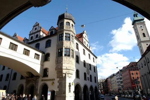 Hauptsitz der Stadtsparkasse München: Selbst typische Privatbankkunden schichten ihr Geld um.