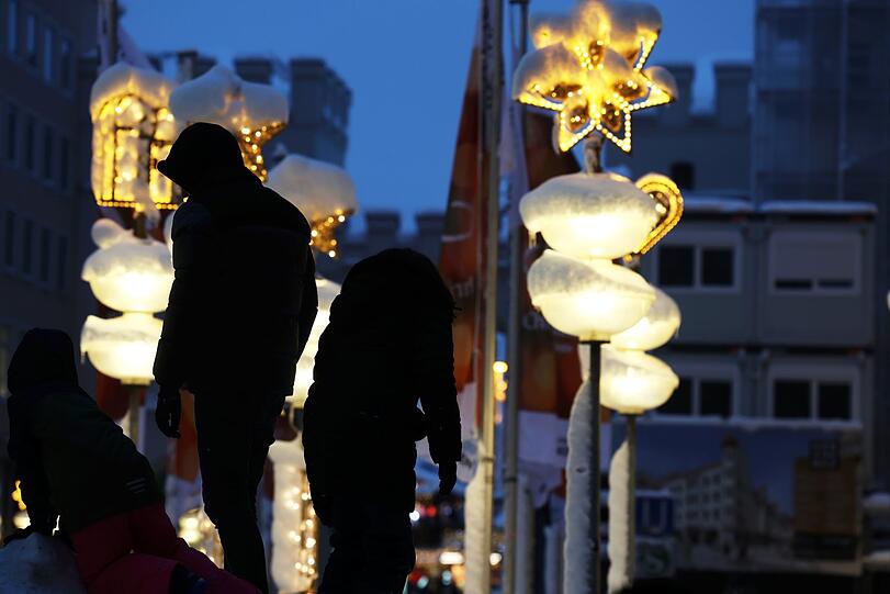 Winter-Impression vor den Altstadt-Lampen mit Schnee-Häubchen.