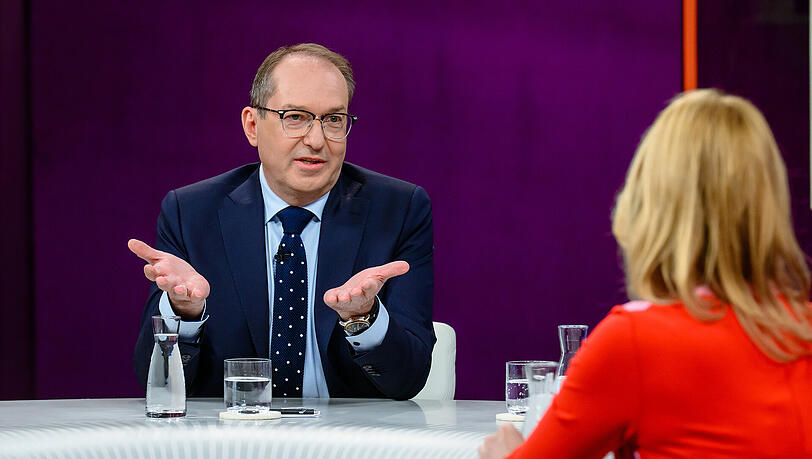 Innenminister Alexander Dobrindt (CSU) und Melanie Amann, "Spiegel"-Chefredakteurin im Gespräch bei "Maybrit Illner" im ZDF. Innenminister Alexander Dobrindt (CSU) und Melanie Amann, "Spiegel"-Chefredakteurin im Gespräch bei "Maybrit Illner" im ZDF.