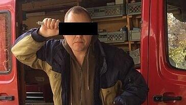 Eine Internetseite zeigt Martin P. vor einem knallroten Bus. Eine Internetseite zeigt Martin P. vor einem knallroten Bus.