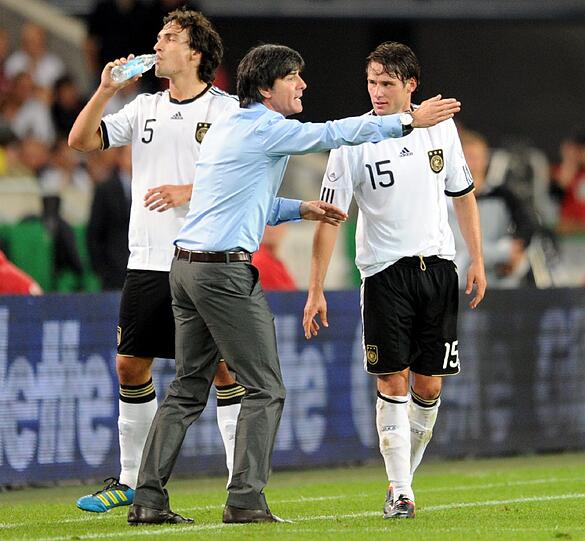 MATS HUMMELS: Viel Übersicht, die nötige Portion Ruhe. Der kommende Abwehr-Chef. Wird selbst für Mertesacker schwer: NOTE 2