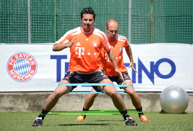Beim Kampf um Einsatzzeit im Angriff des FC Bayern München sieht Neuzugang Claudio Pizarro den deutschen Fußball-Nationalspieler Mario Gomez im Vorteil.