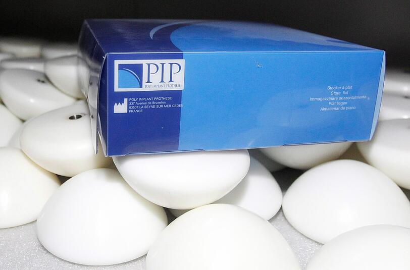 Die Firma PIP hatte jahrelang unerlaubt Brustimplantate mit dem Industriesilikon gefüllt, das zu medizinischen Zwecken nicht zugelassen war.