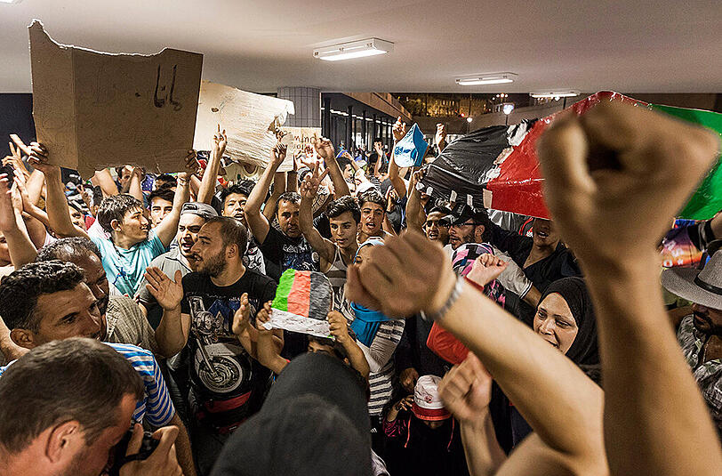 Chaos am Budapester Ostbahnhof. Seit Wochen sitzen dort Tausende Flüchtlinge fest. Jetzt hat die ungarische Polizei offenbar kapituliert.