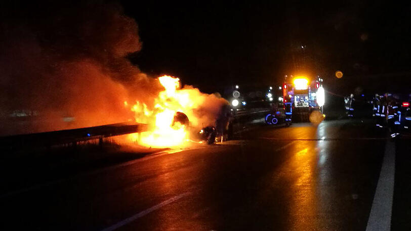 Nachdem der in Flammen stehende Hummer unkontrolliert über die Autobahn gerollt war, brannte er an der Mittelleitplanke völlig aus. Die Bilder.