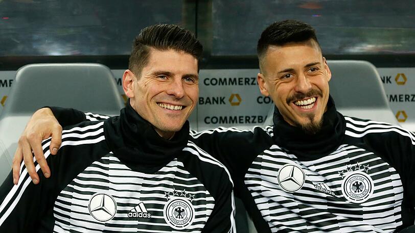 Mario Gomez (l.) steht im vorläufigen WM-Aufgebot Deutschlands, Sandro Wagner hingegen nicht.