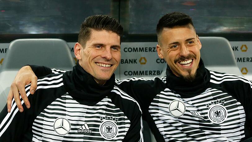 Mario Gomez (l.) steht im vorläufigen WM-Aufgebot Deutschlands, Sandro Wagner hingegen nicht. Mario Gomez (l.) steht im vorläufigen WM-Aufgebot Deutschlands, Sandro Wagner hingegen nicht.