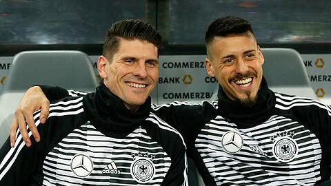 Mario Gomez (l.) steht im vorläufigen WM-Aufgebot Deutschlands, Sandro Wagner hingegen nicht.