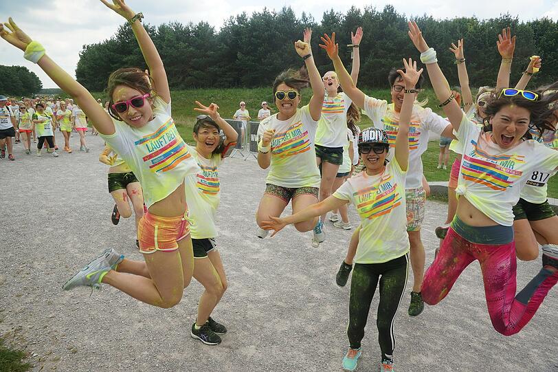 Beim Color Run steht der bunte Spaß im Mittelpunkt und nicht die sportliche Leistung. Die besten Bilder vom Lauf am Sonntag im Riemer Park.