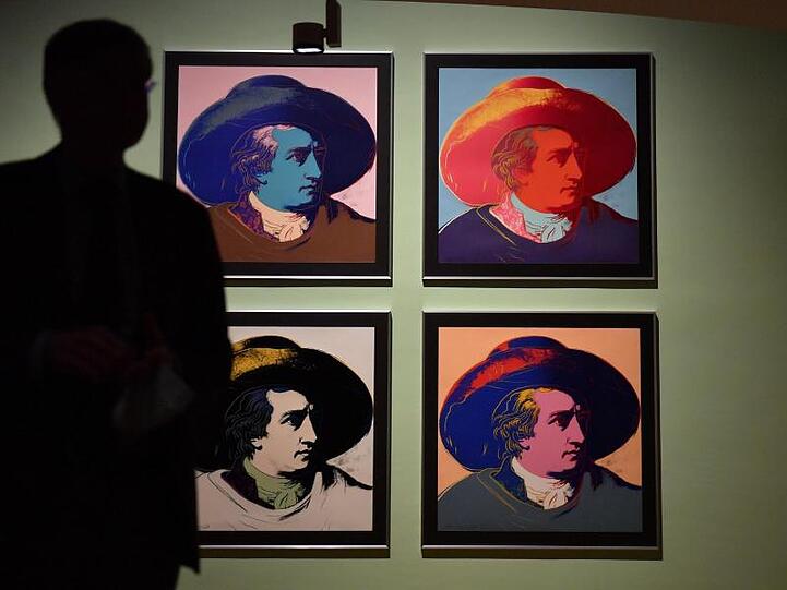 Andy Warhols (1928-1987) Drucke der Serie "Goethe" von 1982 betrachtet ein Besucher in der Ausstellung "Von Delacroix bis Warhol". Foto: Martin Schutt/dpa-Zentralbild/dpa