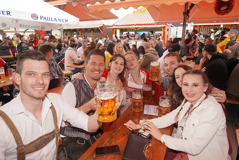 "Ein Kurzurlaub für die Seele" sei das Volksfest für viele gewesen, sagt der Chef der Schausteller. Viele junge Leute feiern wie auf der Wiesn.