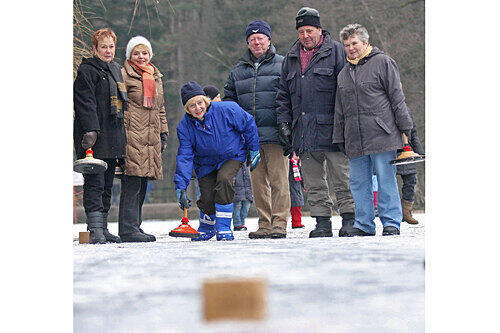 Eisstockschießen hält warm &ndash; davon sind Thea Jäckel (Mitte) und ihre Freunde überzeugt.