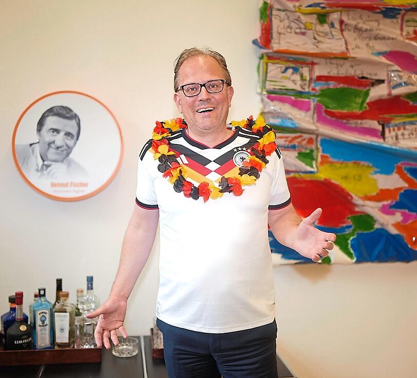 Manuel Pretzl (CSU) hat sich für die AZ schon vor dem ersten Deutschlandspiel in Schale geworfen. Schauen will er im Biergarten. Manuel Pretzl (CSU) hat sich für die AZ schon vor dem ersten Deutschlandspiel in Schale geworfen. Schauen will er im Biergarten.