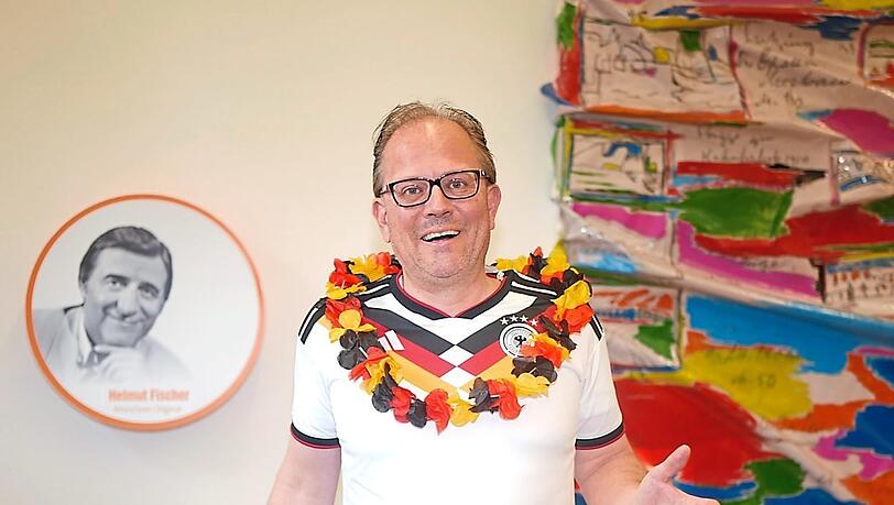 Manuel Pretzl (CSU) hat sich f&uuml;r die AZ schon vor dem ersten Deutschlandspiel in Schale geworfen. Schauen will er im Biergarten.