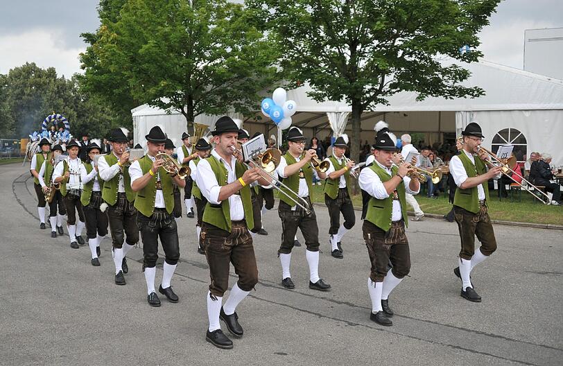 Der Einzug der Bier-Brauer wird von einer Musikkapelle begleitet.
