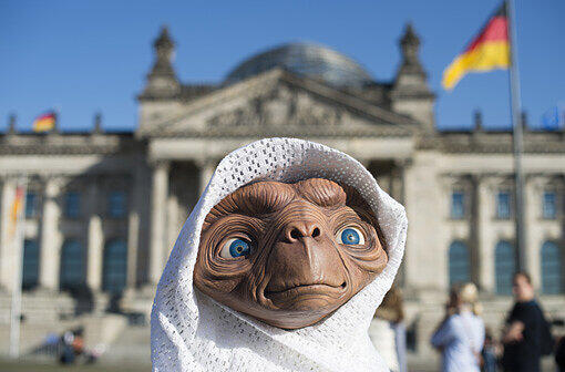 30 Jahre E.T.: Zum Jubiläum drehte die neue Wachsfigur am Montag seine Runden durch Berlin.