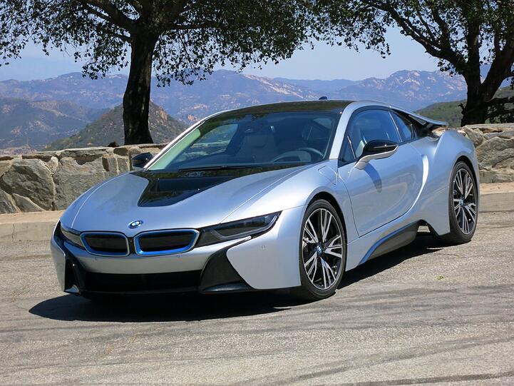 Wie vom anderen Stern: Der BMW i8 zeigt klar, dass er anders ist als alle anderen Sportwagen. Er vereint auf nie dagewesenem Niveau Sportlichkeit und Effizienz.