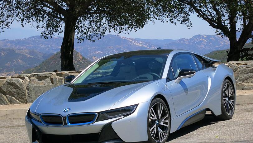 Wie vom anderen Stern: Der BMW i8 zeigt klar, dass er anders ist als alle anderen Sportwagen. Er vereint auf nie dagewesenem Niveau Sportlichkeit und Effizienz. Wie vom anderen Stern: Der BMW i8 zeigt klar, dass er anders ist als alle anderen Sportwagen. Er vereint auf nie dagewesenem Niveau Sportlichkeit und Effizienz.