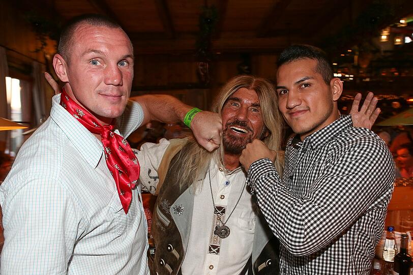 Sebastian Sylvester Abi Ofarim und Jack Culcay im Weinzelt.