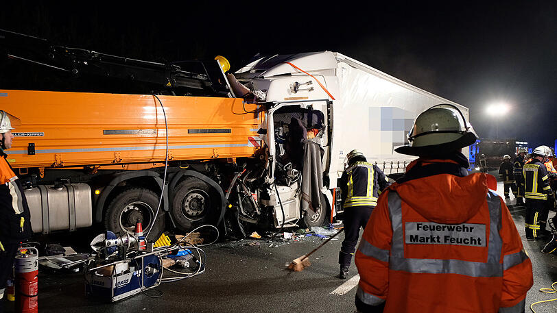 Die Fahrerkabine des Lkw wurde eingedrückt - der Fahrer kam mit lebensgefährlichen Verletzungen ins Krankenhaus.