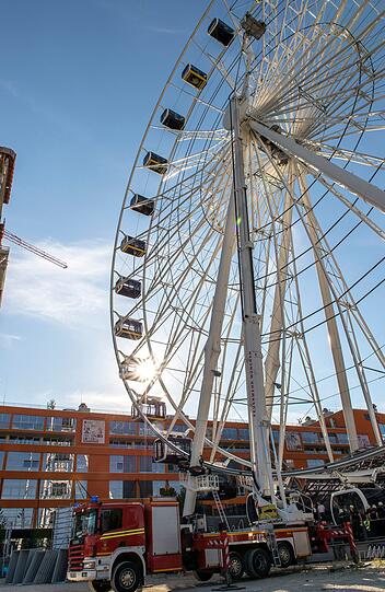 Die Feuerwehr München musste nach einem Brand 14 Personen aus dem Riesenrad "Hi Sky" retten.