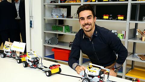 Informatik-Student Fabio Bove präsentiert seine &bdquo;Truck-Kolonne&ldquo;.