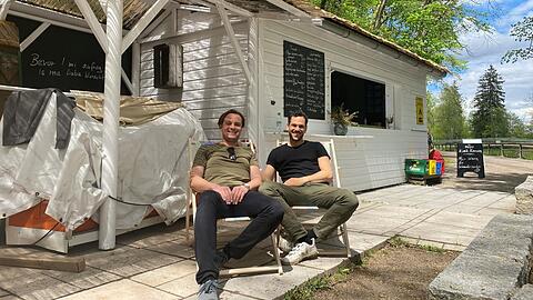 Georg Wacker (l.) und Julian Göttlicher warten unterhalb der Großhesseloher Brücke auf ihre Gäste.