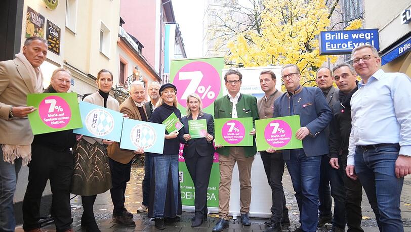 Viele Vertreter vom Dehoga, dem Bund der Selbständigen BDS und viele Münchner Wirte wollen in der Pizzarei ein Zeichen setzen und werben für die dauerhafte Senkung der Mehrwertsteuer auf Speisen in der Gastronomie. Viele Vertreter vom Dehoga, dem Bund der Selbständigen BDS und viele Münchner Wirte wollen in der Pizzarei ein Zeichen setzen und werben für die dauerhafte Senkung der Mehrwertsteuer auf Speisen in der Gastronomie.