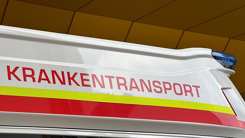 Die Sanitäter wollten eigentlich einen Mann per Krankentransport in ein Klinikum bringen. (Symbolbild)