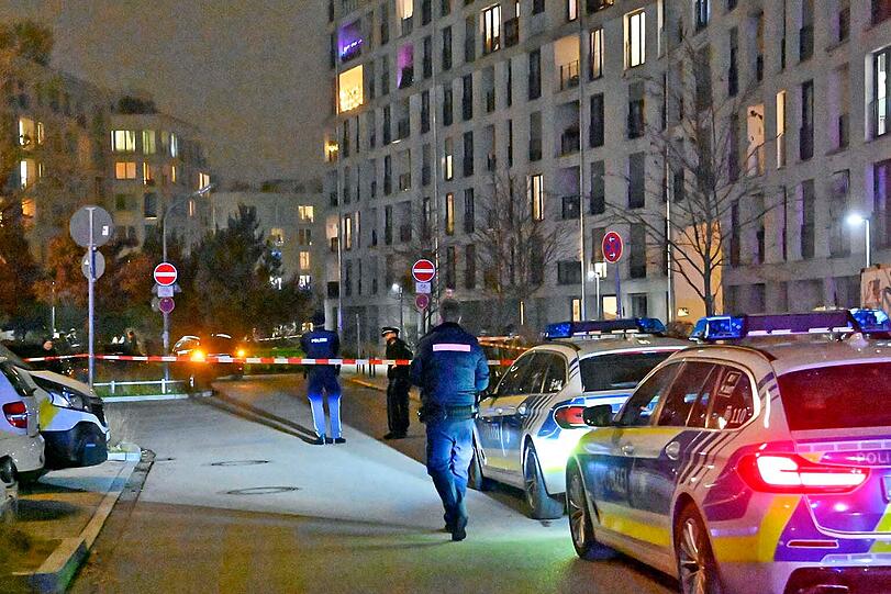 Constanze-Hallgarten-Straße in Obersendling: Bei einer Festnahme haben Beamte nach Polizeiangaben einen Verdächtigen angeschossen.