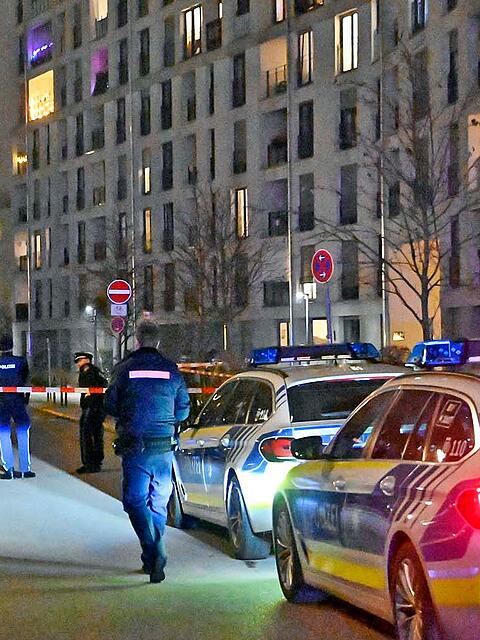 Constanze-Hallgarten-Straße in Obersendling: Bei einer Festnahme haben Beamte nach Polizeiangaben einen Verdächtigen angeschossen.