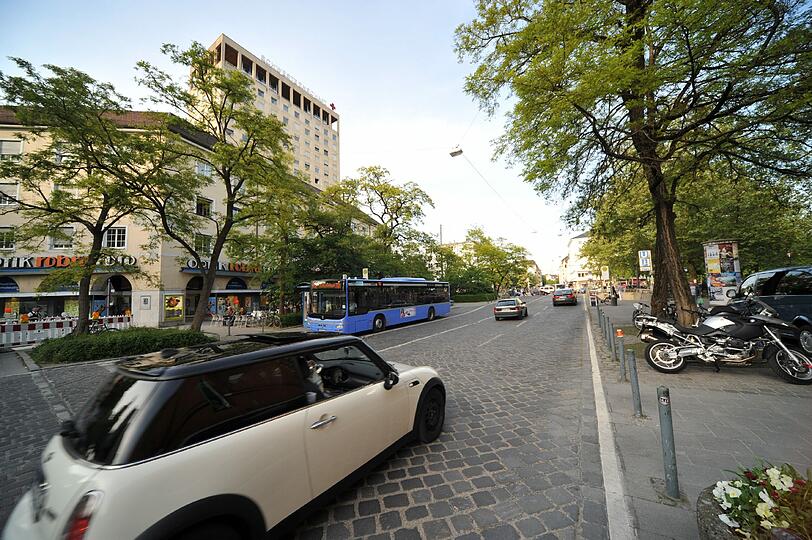 Autos stopp: Am Rotkreuzplatz wird eine Fahrspur für die Radfahrer reserviert.