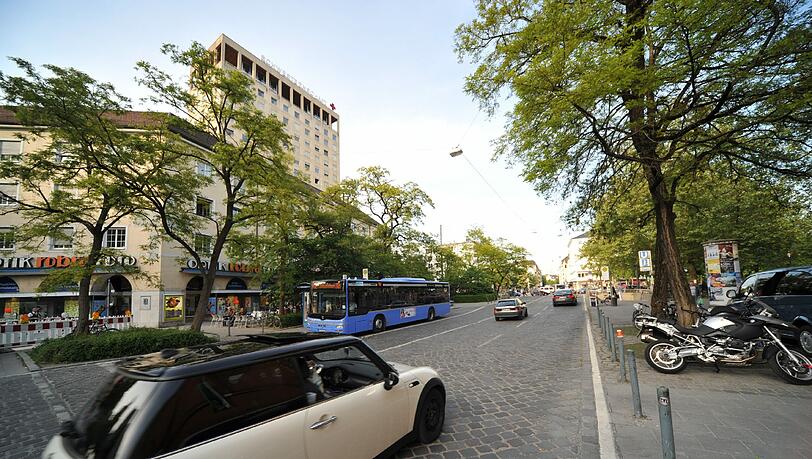 Autos stopp: Am Rotkreuzplatz wird eine Fahrspur für die Radfahrer reserviert. Autos stopp: Am Rotkreuzplatz wird eine Fahrspur für die Radfahrer reserviert.