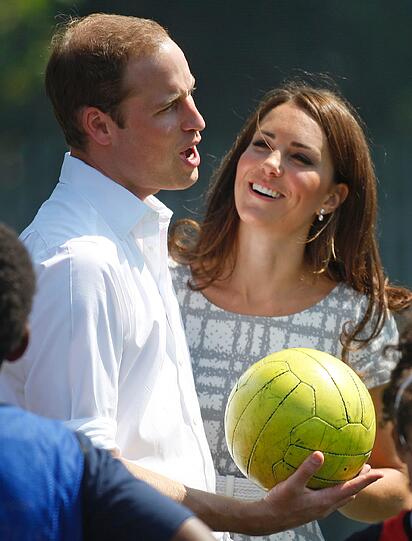 Tischtennis, Fußball, Judo - Prinzessin Kate ist bereit für die Olympischen Spiele. Gemeinsam mit Prinz William nahm sie gestern die Fackel in Empfang. Die Bilder.