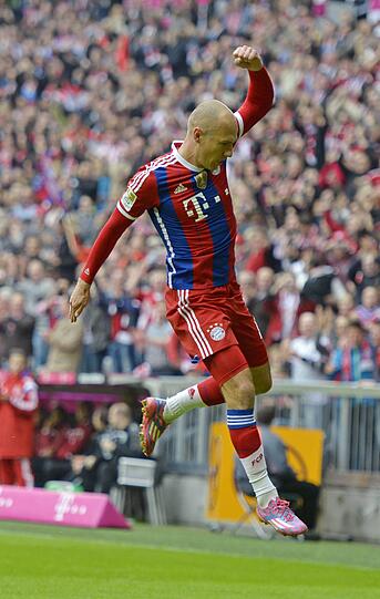 Arjen Robben &ndash; NOTE 1  Cool, cooler, Robben. Eiskalt nah Felipes Fehler mit dem 2:0. Von Hannovers Abwehr nie aufzuhalten. Wie beim 4:0. Bekam Peps Ärger zu spüren, als er einmal bei einem Einwurf zu weit weg von seinem Mann stand.