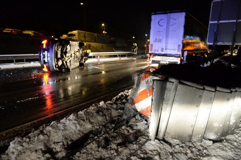 junge Frau prallte mit ihrem Fahrzeug gegen einen Anpralldämpfer.