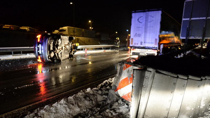 junge Frau prallte mit ihrem Fahrzeug gegen einen Anpralldämpfer. junge Frau prallte mit ihrem Fahrzeug gegen einen Anpralldämpfer.