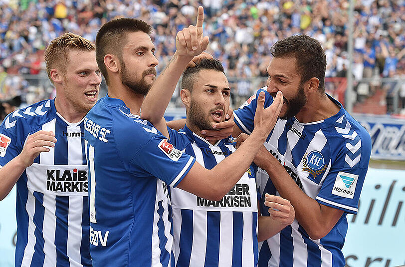 Die Karlsruher Rouwen Hennings, Dimitrij Nazarov, Manuel Torres und Daniel Gordon bejubeln Torres' Siegtreffer zum 2:0 gegen die Löwen.